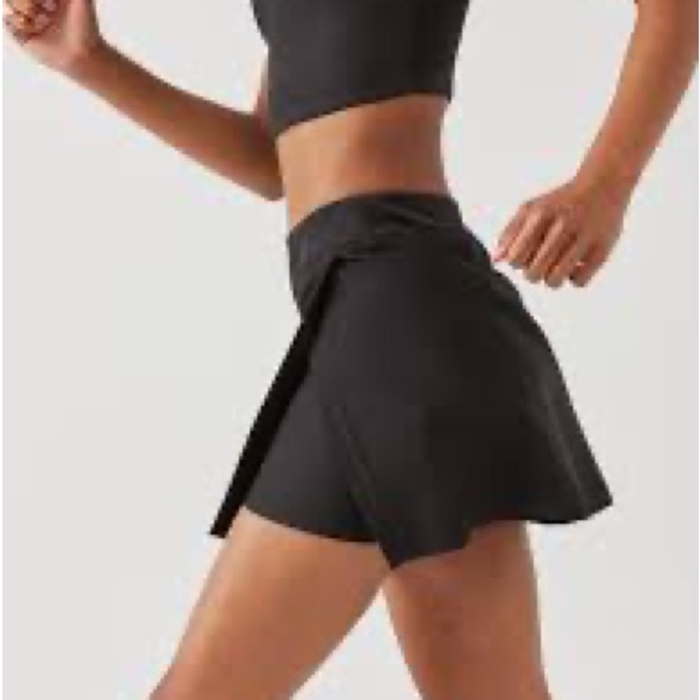 The OG outdoor voices 4.5 inch court skort in black
